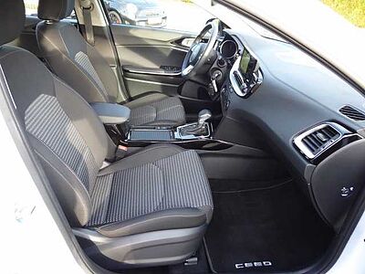 Kia Ceed SW 1.5 T-GDI DCT7 OPF Vision / Navi / ACC
